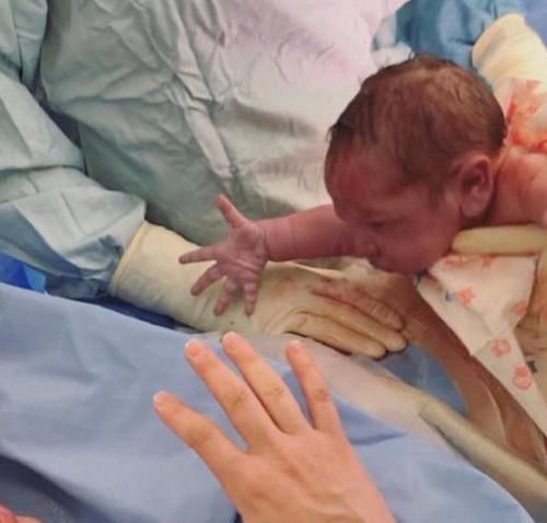 宝宝|“母子连心”,刚出生的宝宝向妈妈求抱抱,网友:这一幕太暖心了