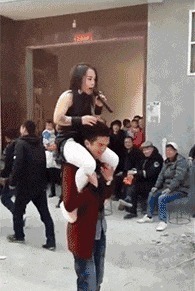 |搞笑GIF图:妹子,去扫大街还这么开心,真是够乐观的