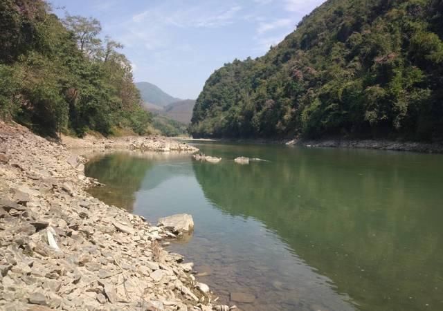 打工仔回到家乡,再钓一次故乡河里的小鱼