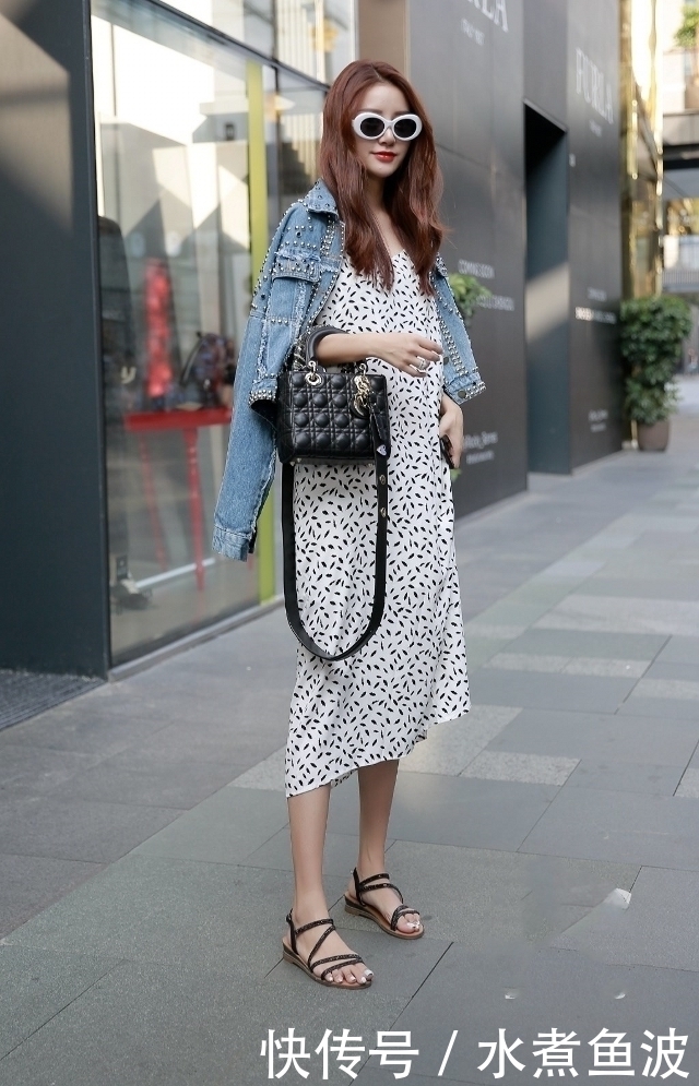 棒极|路人街拍,小姐姐搭配了一双红色一字带细跟凉鞋,看着自信优雅