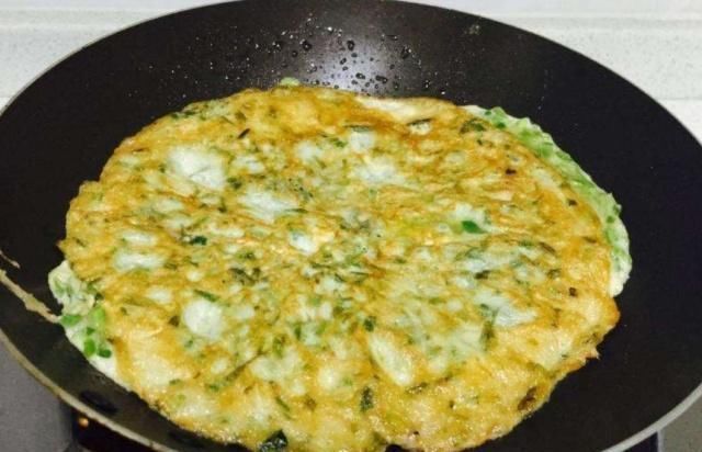 用野菜煎鸡蛋时，多加一点它，不破不碎不粘锅，鲜香味美