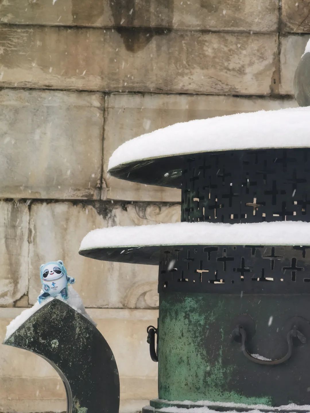 奥运|下雪天和冬奥会更配，冰墩墩也去故宫拍照啦