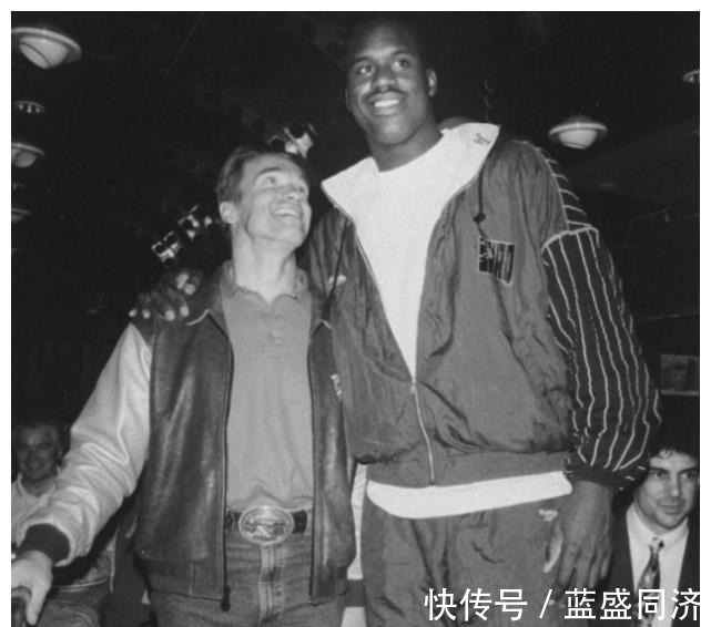 c罗|肌肉男在奥尼尔面前 那就是弟弟级别!强森被嘲笑 C罗显娇小!