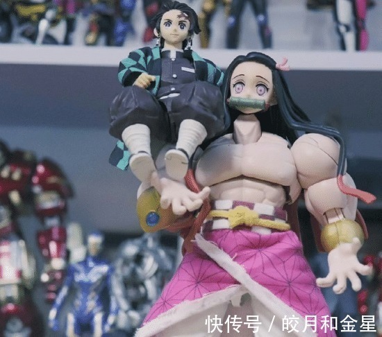 祢豆子|当炭治郎兄妹互换会成啥样祢豆子变身金刚芭比,炭治郎稳坐肩膀