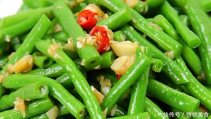 凉拌豆角时，不要傻傻只加蒜泥，加点它，豆角翠绿爽口更入味