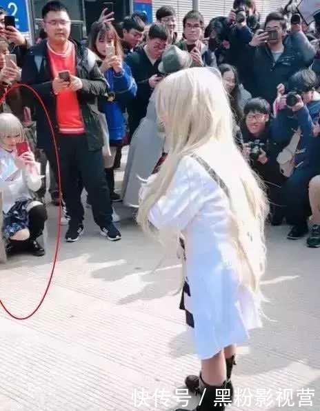 COS|小萝莉COS被围观,大萝莉却无人打理,网友让我来,此时不上更待何时