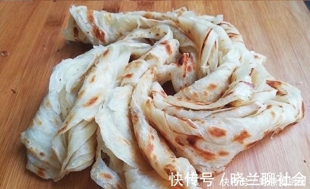 面食新吃法，两根筷子搅一搅，金黄喷香，比馒头饺子好吃太多了