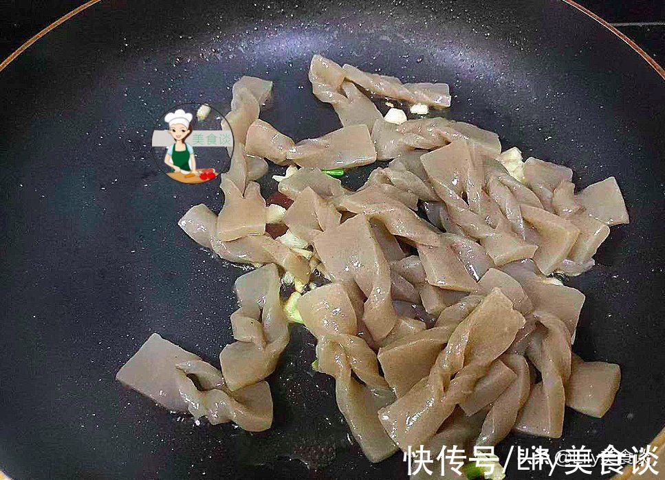 秋天，家人就爱吃这素菜，不放肉也很香，每次炒一盘，上桌不够吃