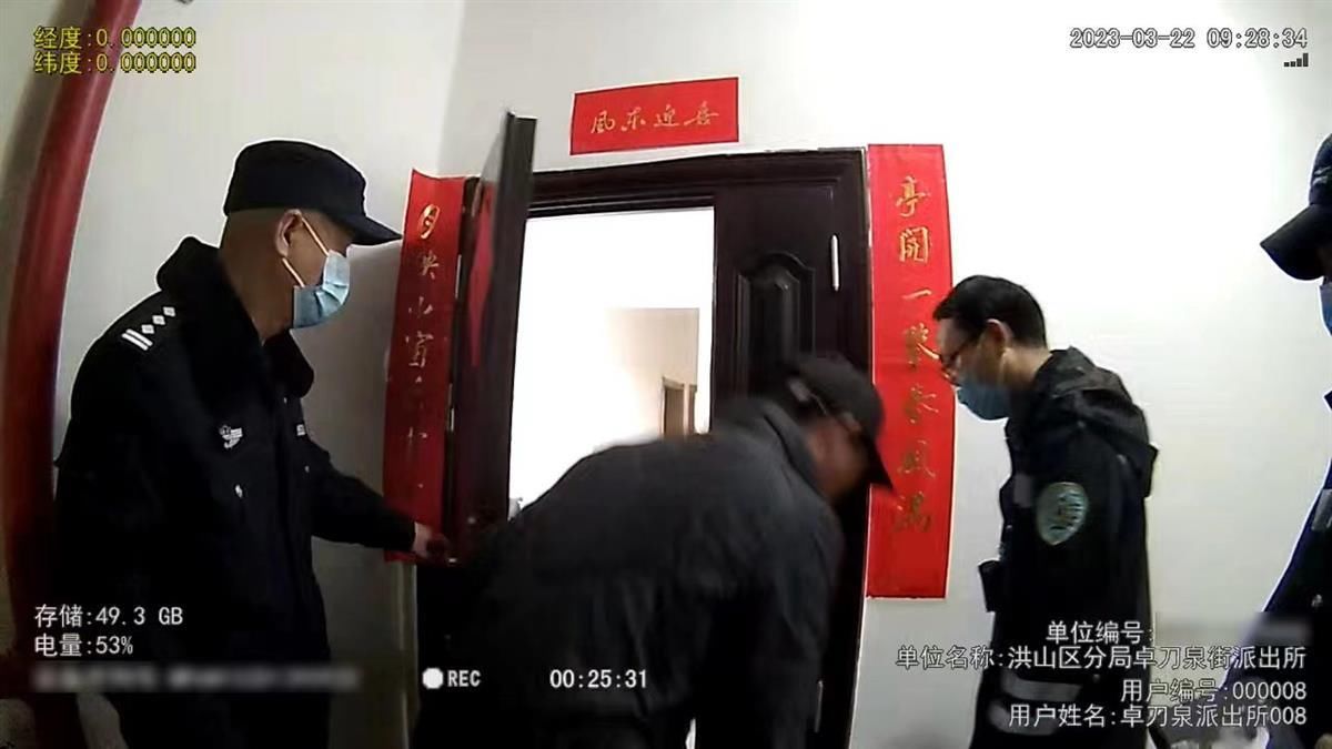 救人一命！外卖员敲门无人应答，他贴门一听果断报警