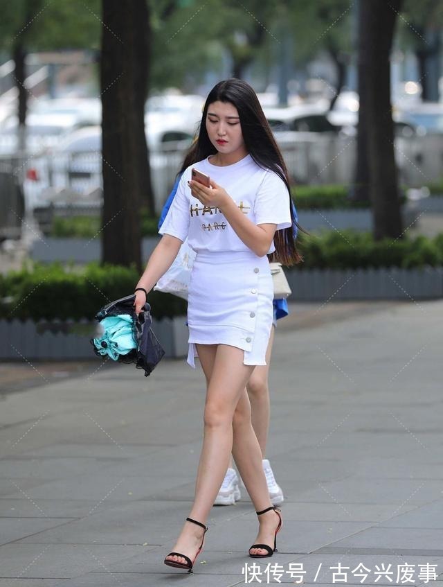 鎏金|纯白色短袖融入鎏金图案,搭配一条白色裙子,清纯唯美