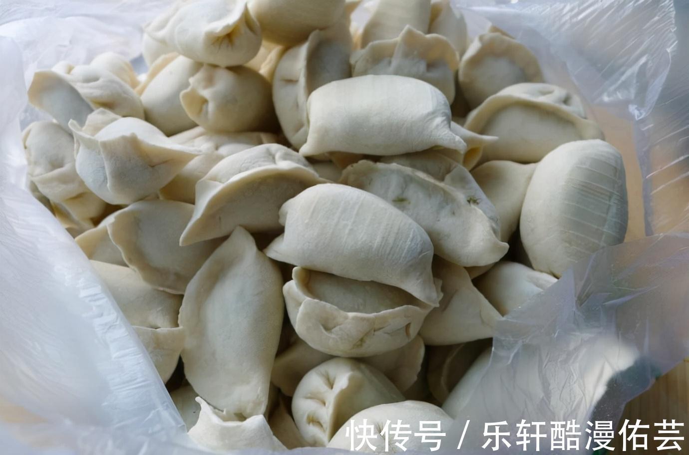 吃不完的饺子,最忌直接放冰箱,教你一招,饺子不开裂不破皮!