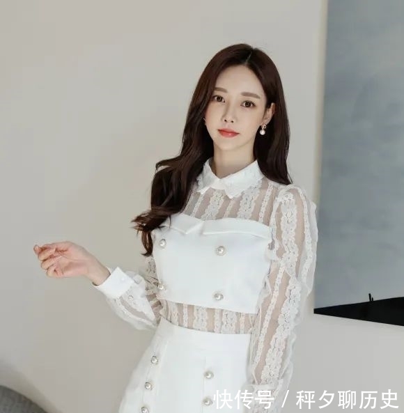 衣裙|美图欣赏：孙允珠，柔幔花呢纯白金属扣波纹衣裙