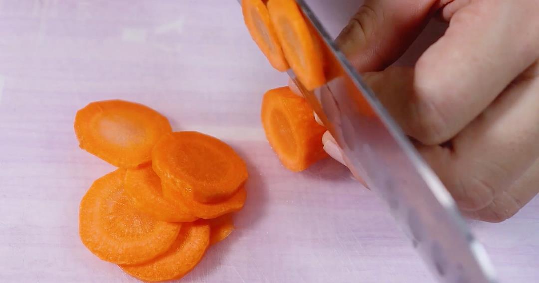 小米粥|一口吃进10种营养,钙是牛奶6倍,铁是牛肉3倍,宝宝吃的渣都不剩