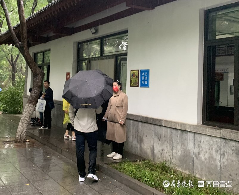 千佛山|单身青年千佛山上撑伞加异性好友，屋檐下避雨说“悄悄话”