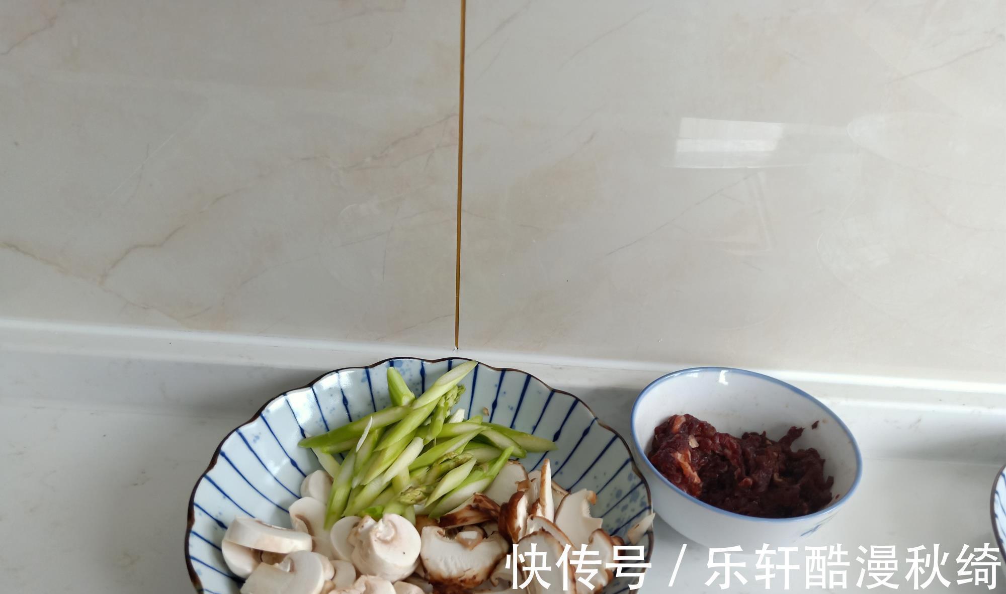 肉丝|午餐简单4个菜，虽家常却好吃，快快乐乐又一餐！网友不淡定了