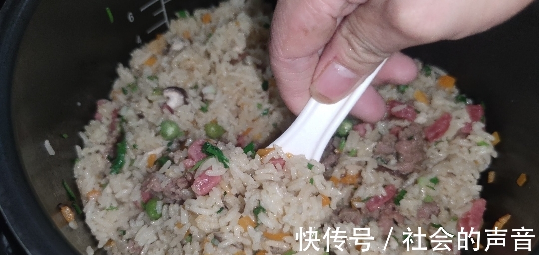 香菜|电饭锅懒人焖饭，有肉有菜，做法简单有营养