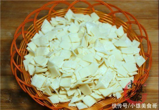 跟着我一起|饺子皮放入滚烫的油锅中,瞬间变美食,我也是今天才知道,太香了