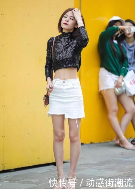 长袖|秋天也能穿裙子,黑色长袖+牛仔半身裙,气质干练显身材