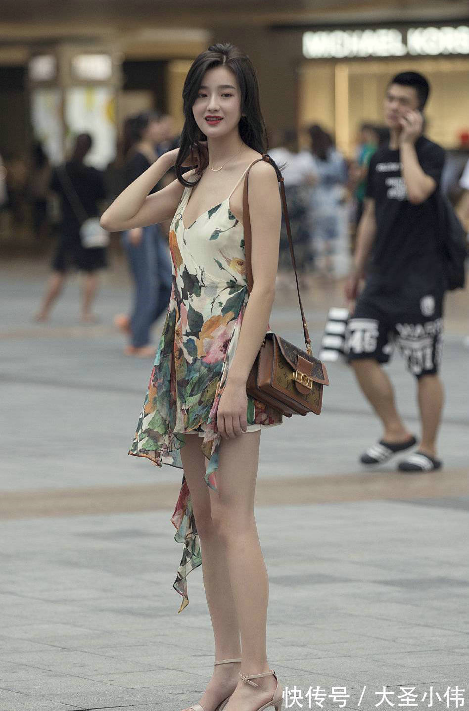 t恤 美女街拍:黑色宽松的t恤,搭配着一条紧身的牛仔半裙,精致时尚特别性感