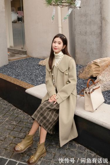 搭配 “大衣+格纹裙”太显气质了,学35岁博主这么穿,温柔还有高级感