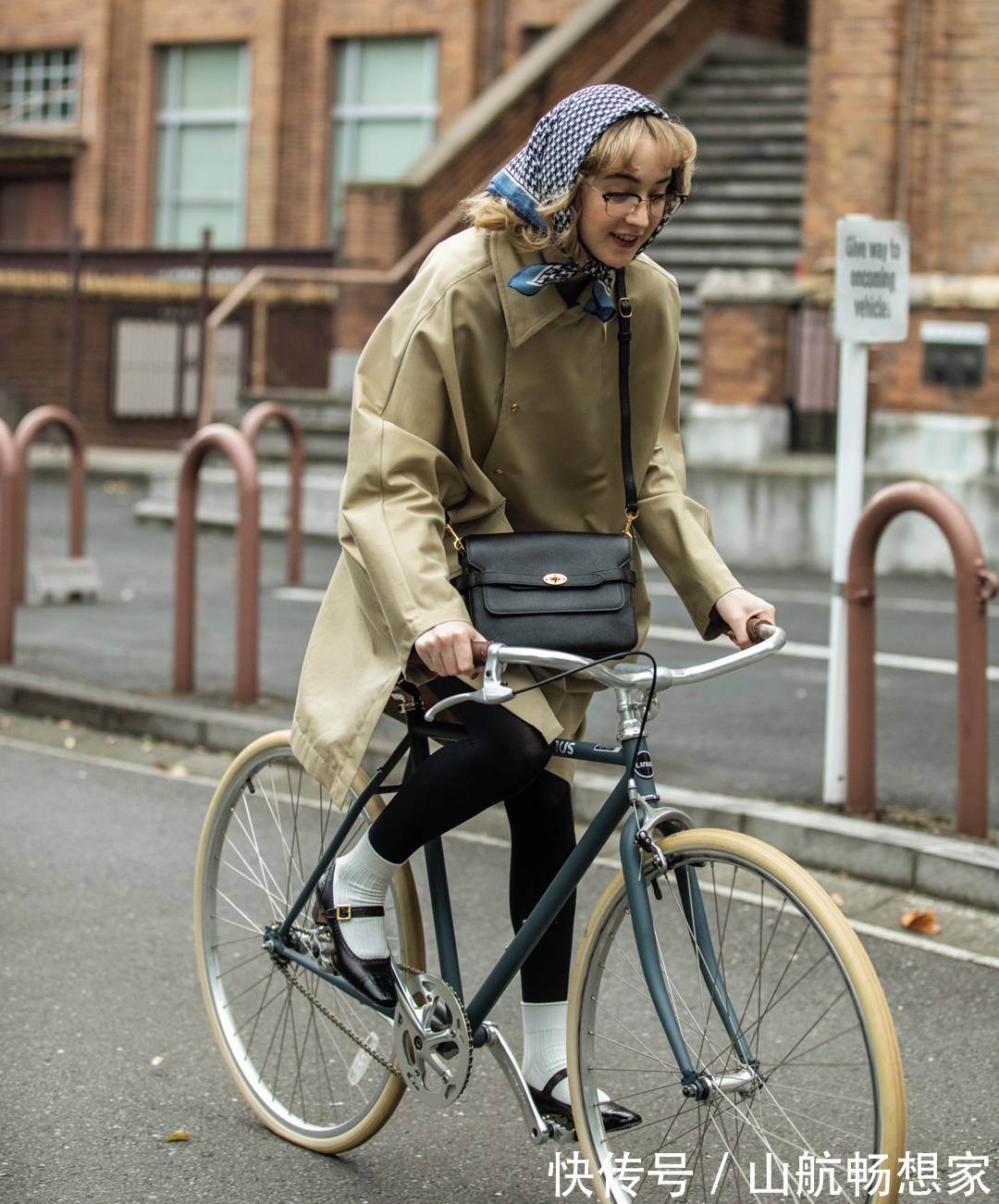 短袜 鞋子+袜子成秋季最时髦CP记住这2个搭配技巧,谁穿谁时髦!