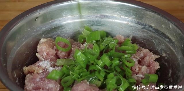 天冷了,我家三天两头做这道汤,汤鲜肉嫩,大人孩子都爱吃