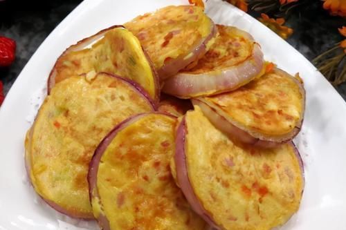 最近，洋葱这做法火了，放2个鸡蛋下锅一煎，香软酥脆清爽好吃