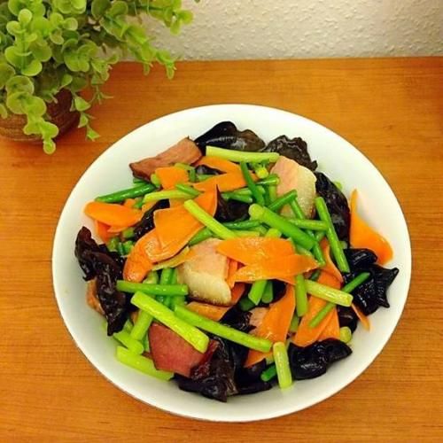  美食优选：香辣猪蹄，鲜椒鸡，烧茄子，腊肉炒胡萝卜芽菜的做法