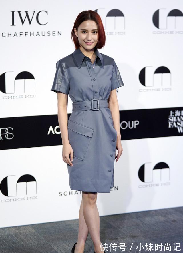 女生们|何超莲身上有富贵感,穿灰色连衣裙成熟大方,褪去小女孩的稚嫩