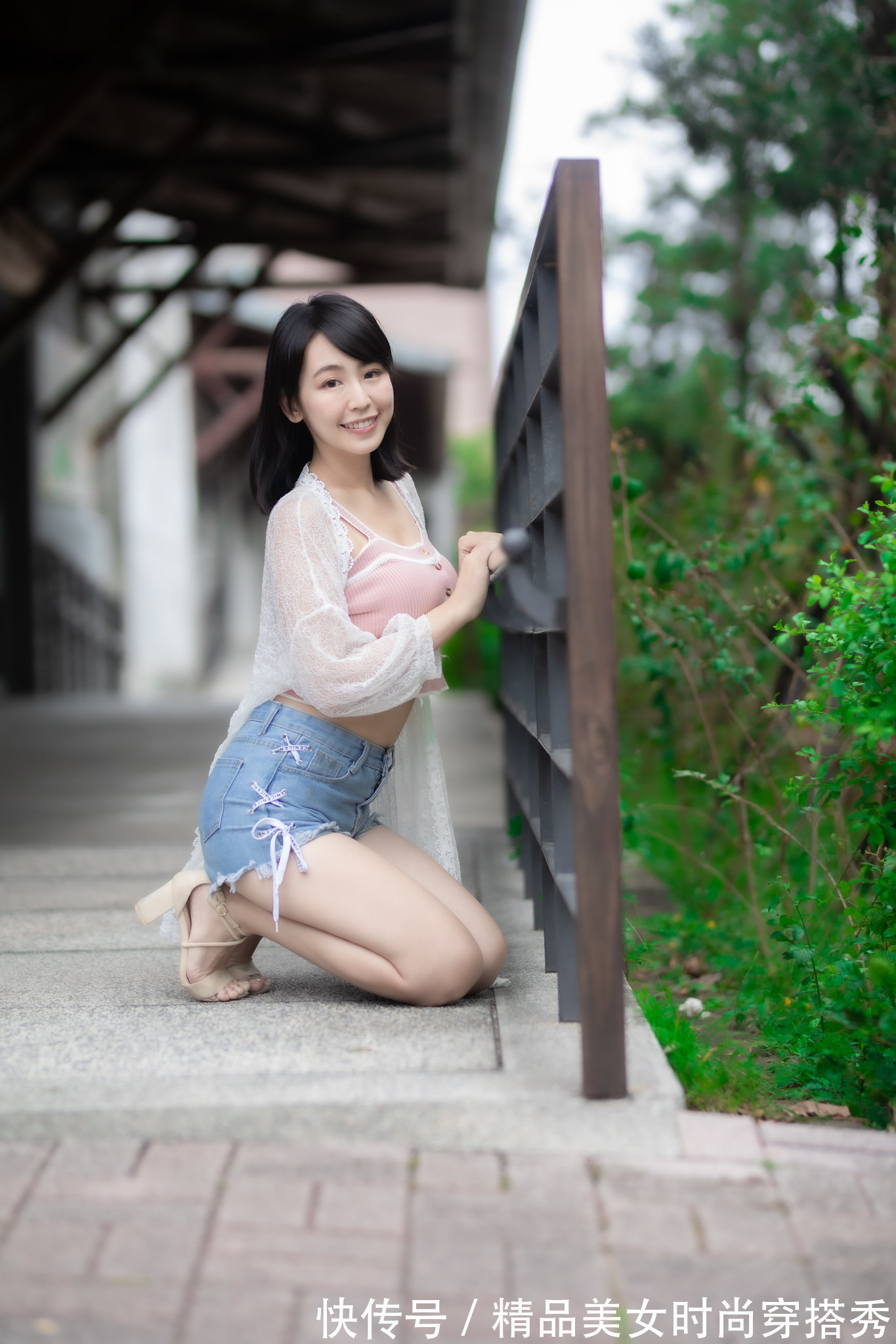 防晒|清凉干净的穿搭才会更吸引眼球，一件吊带、一件防晒长衫足矣