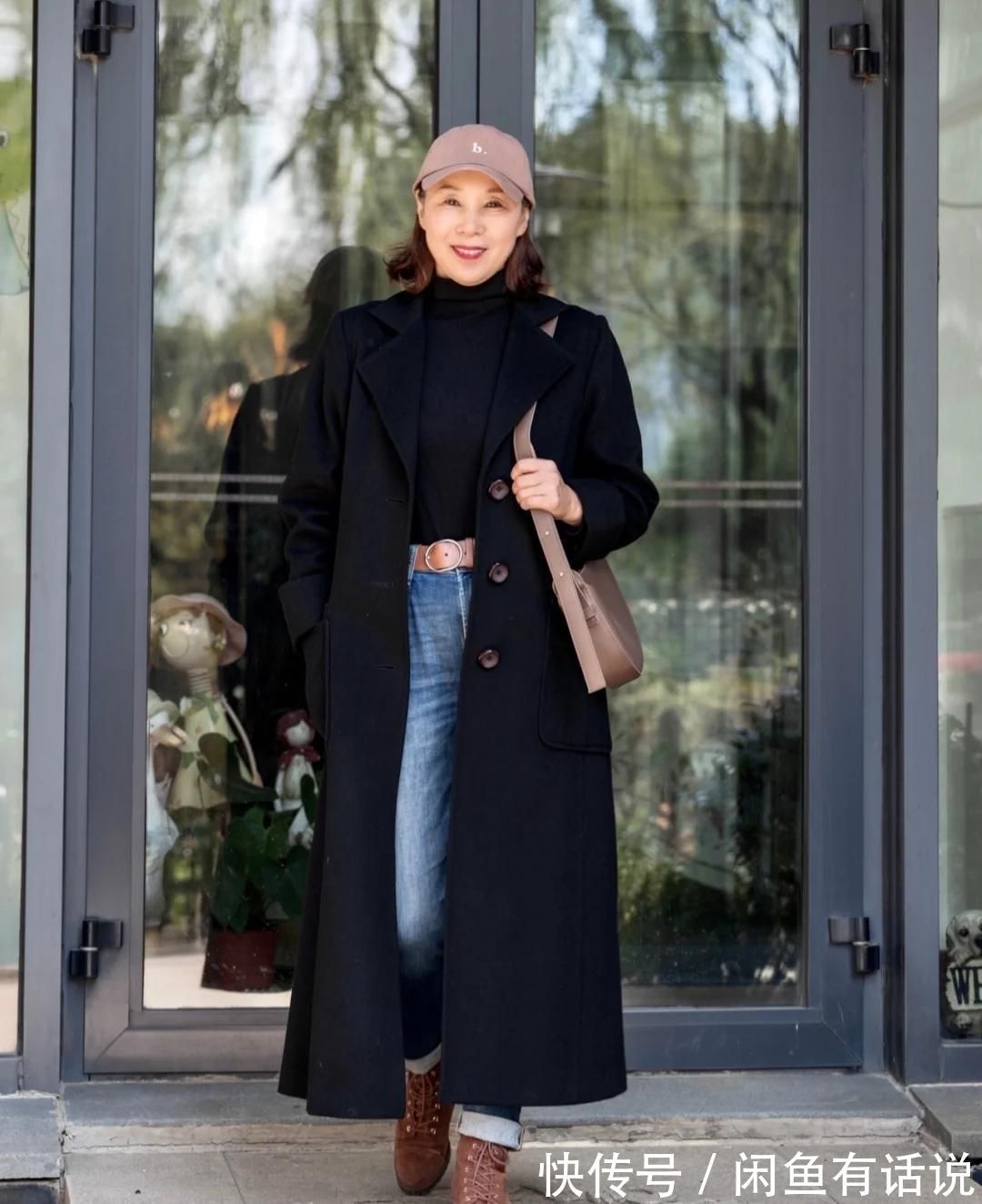 高级 有“烟火气”的黑色大衣穿搭,优雅又高级,普通中年人穿也体面