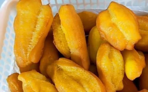  玉米面|玉米面别烙饼啦，试试这样做，3元成本做1筐，小巧迷你，比肉还香