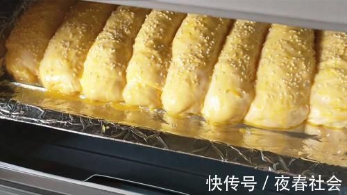 免揉面包懒人做法，不用揉面，不揉手套膜，出炉柔软又拉丝，真香