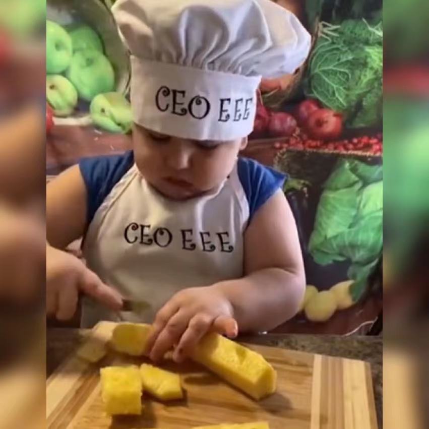 萌娃变身“小厨师”自己动手切水果获高赞,网友:看来平时没少练