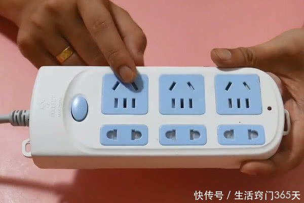 把插板放进塑料瓶里,没想到还有这个妙用,可惜知道的人并不多!