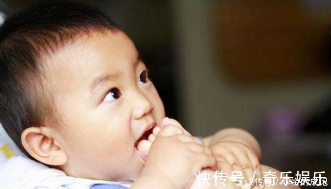 宝妈|宝宝嘴里有个洞?原来是“贴纸”惹的祸,五种物品婴幼儿要远离