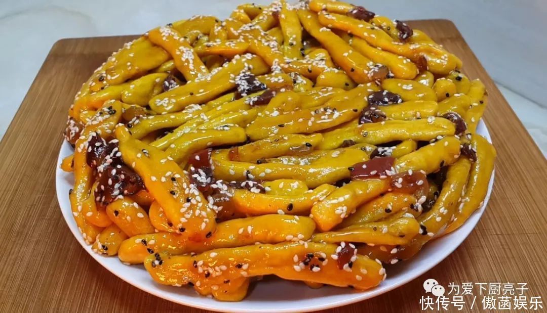 以后南瓜面粉就这么做,加3个鸡蛋,不蒸馒不烙饼,上桌就被抢光