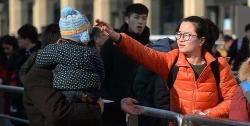 “妈妈，你说要带我一起走的”，孩子把东西收拾好，妈妈却先走了