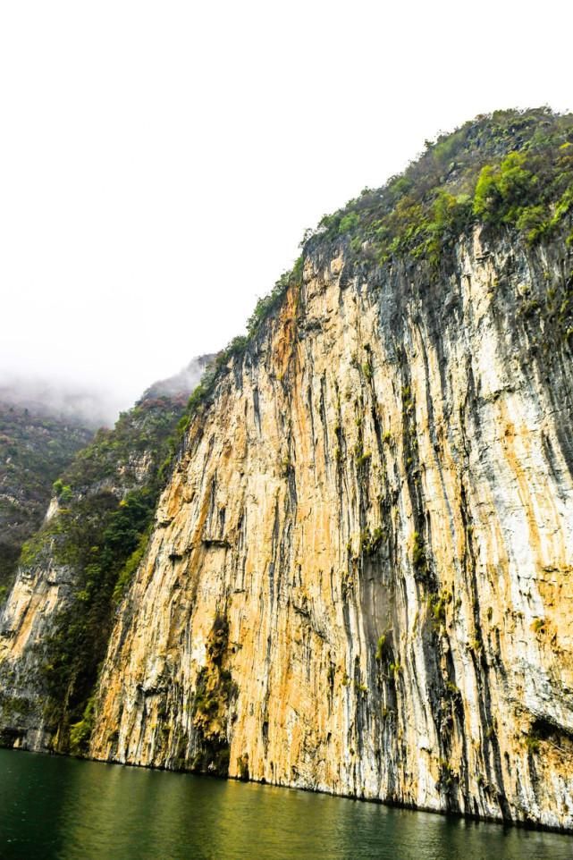 我国最值得观赏的奇观之一，山峰造型奇特，水十分清澈，四季都美