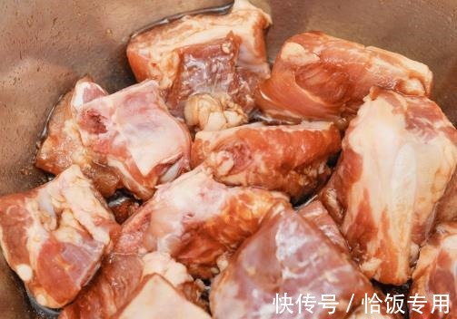 不管怎么做排骨,切记万万不可先焯水,牢记2步,鲜嫩好吃还不腥!