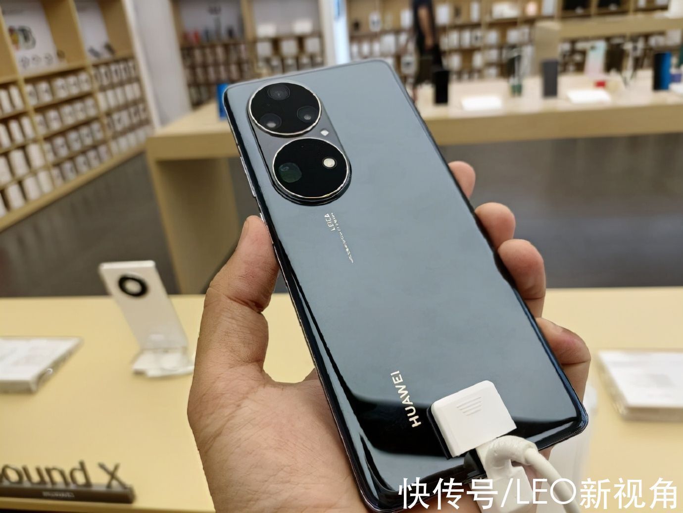 打孔屏|趁着假期逛了华为体验店,明白了华为P50系列受追捧的原因