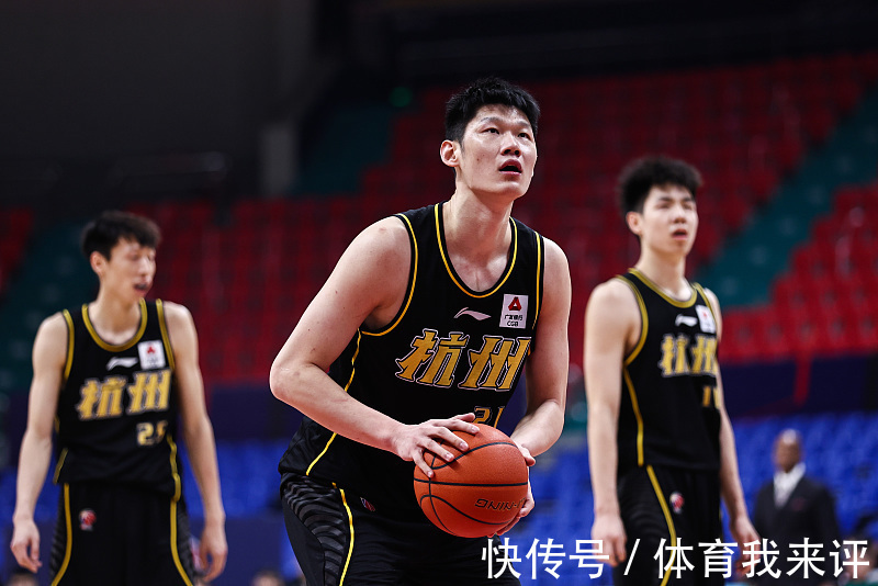 广厦男篮|11分+12分!胡金秋不再孤单,三塔在线弥补广厦短板,王博幸福了
