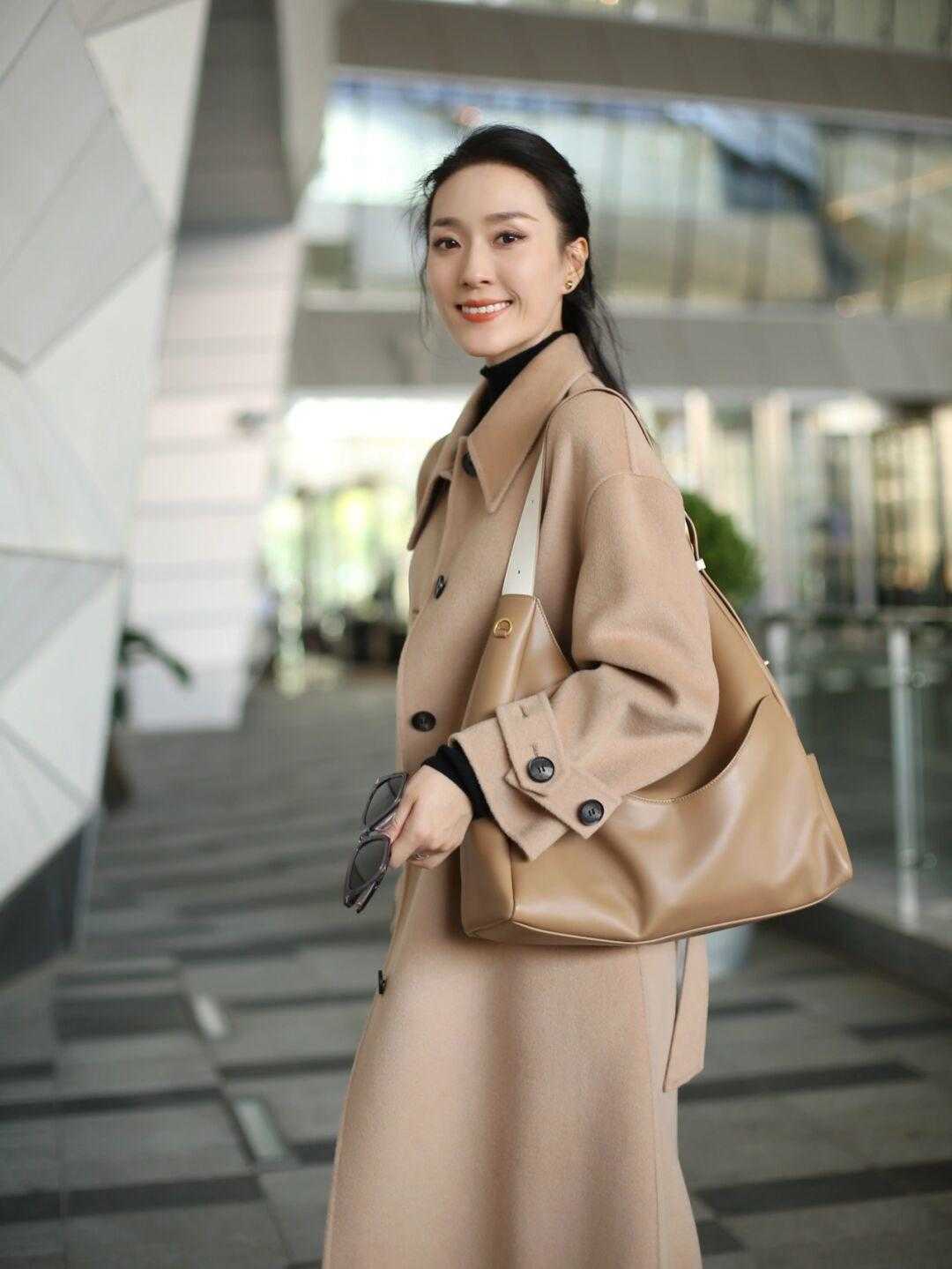 时髦 今年流行“大衣+靴子”，保暖时髦又有气场，冬天穿刚刚好