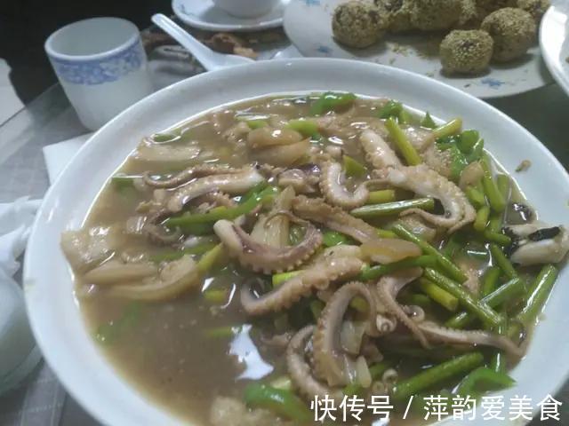 农村|和婆婆去农村吃满月酒,随礼500元,菜上桌后,抠门婆婆:亏大了