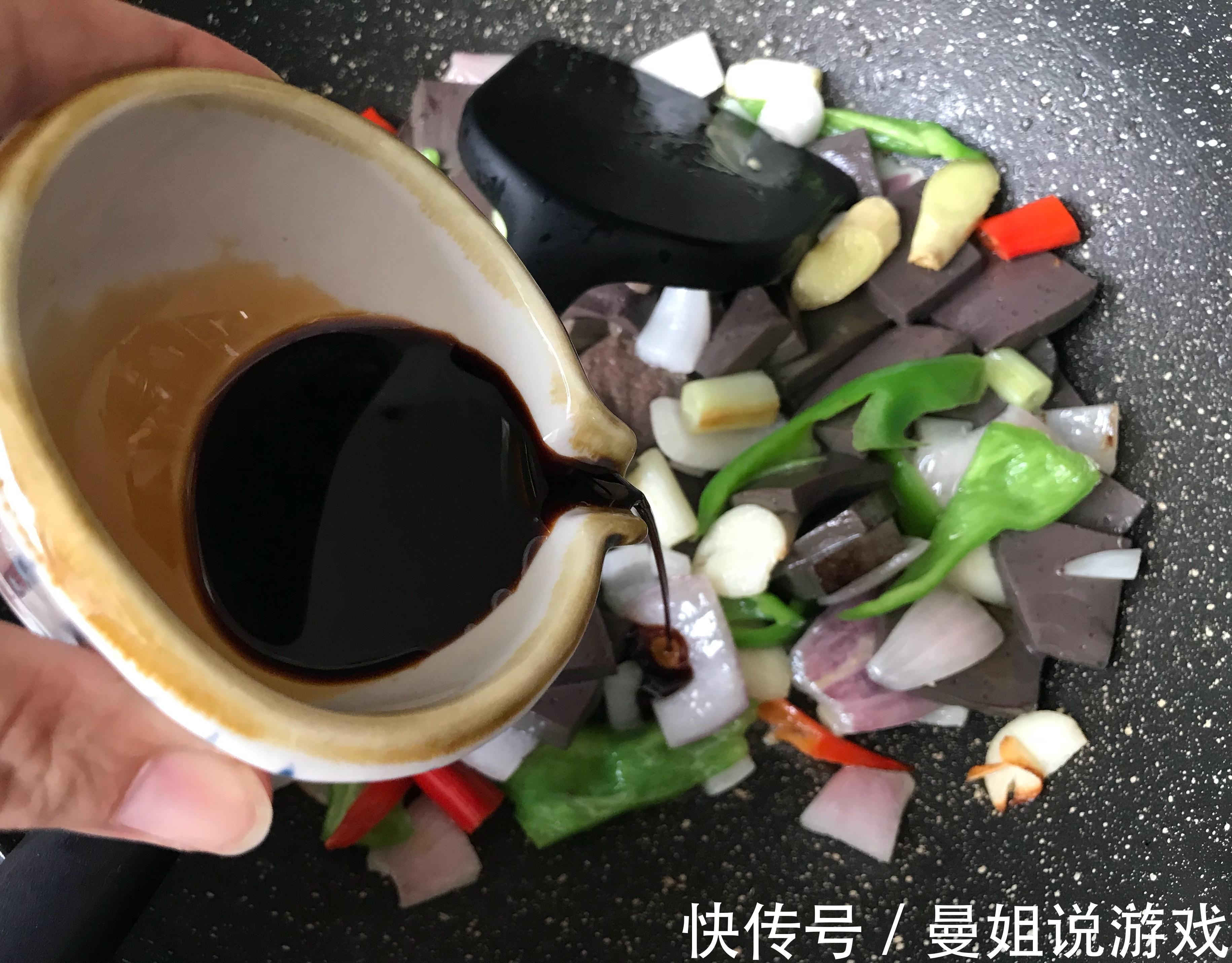 洋葱搭配羊血一起炒,不腥不膻,吃起来别有一番风味