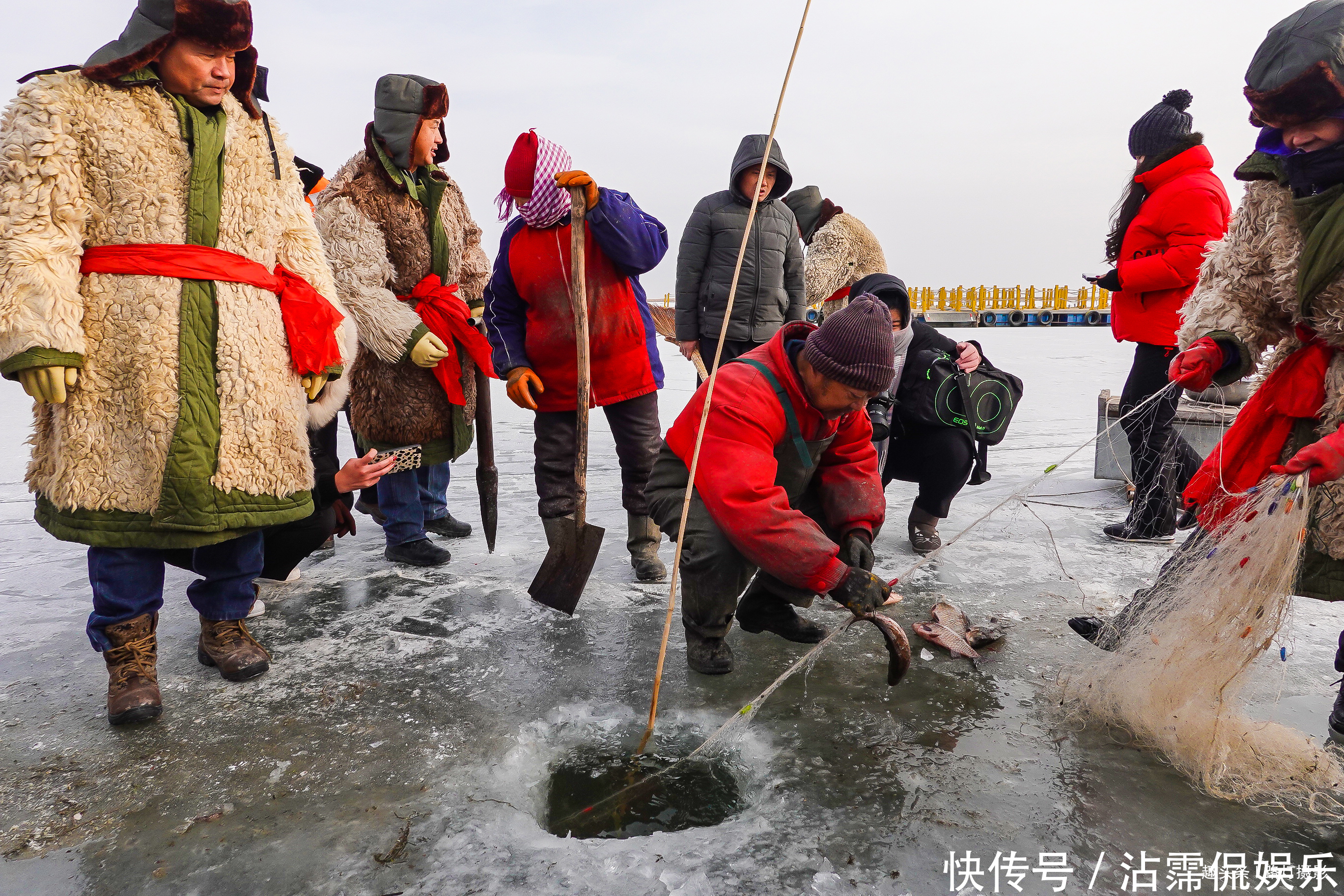 新疆|野味儿十足！实拍新疆博斯腾湖冬捕，中国西海冰雪中的猎渔奇观