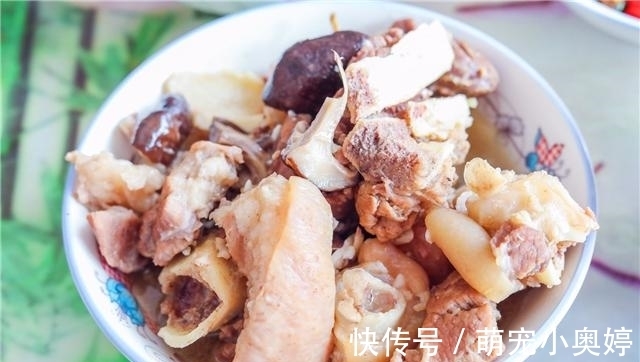 陪老公回老家看望外婆，她高兴做了一桌菜，开饭时我们无声落泪！