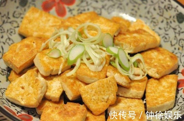 煎豆腐时，不要直接下锅煎，耍个小聪明，豆腐外酥里嫩不碎不黏锅