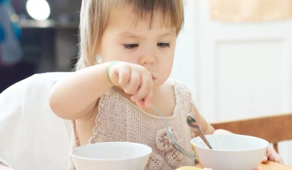 辅食|想让宝宝顺利接受辅食?除了米粉选择正确以外,喂养方式也很关键