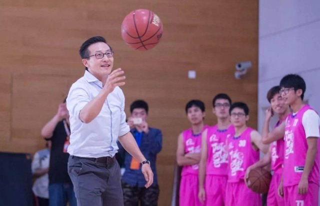 篮球|阿里创办人之一蔡崇信，曾经花235亿买下篮网队，如今值多少钱